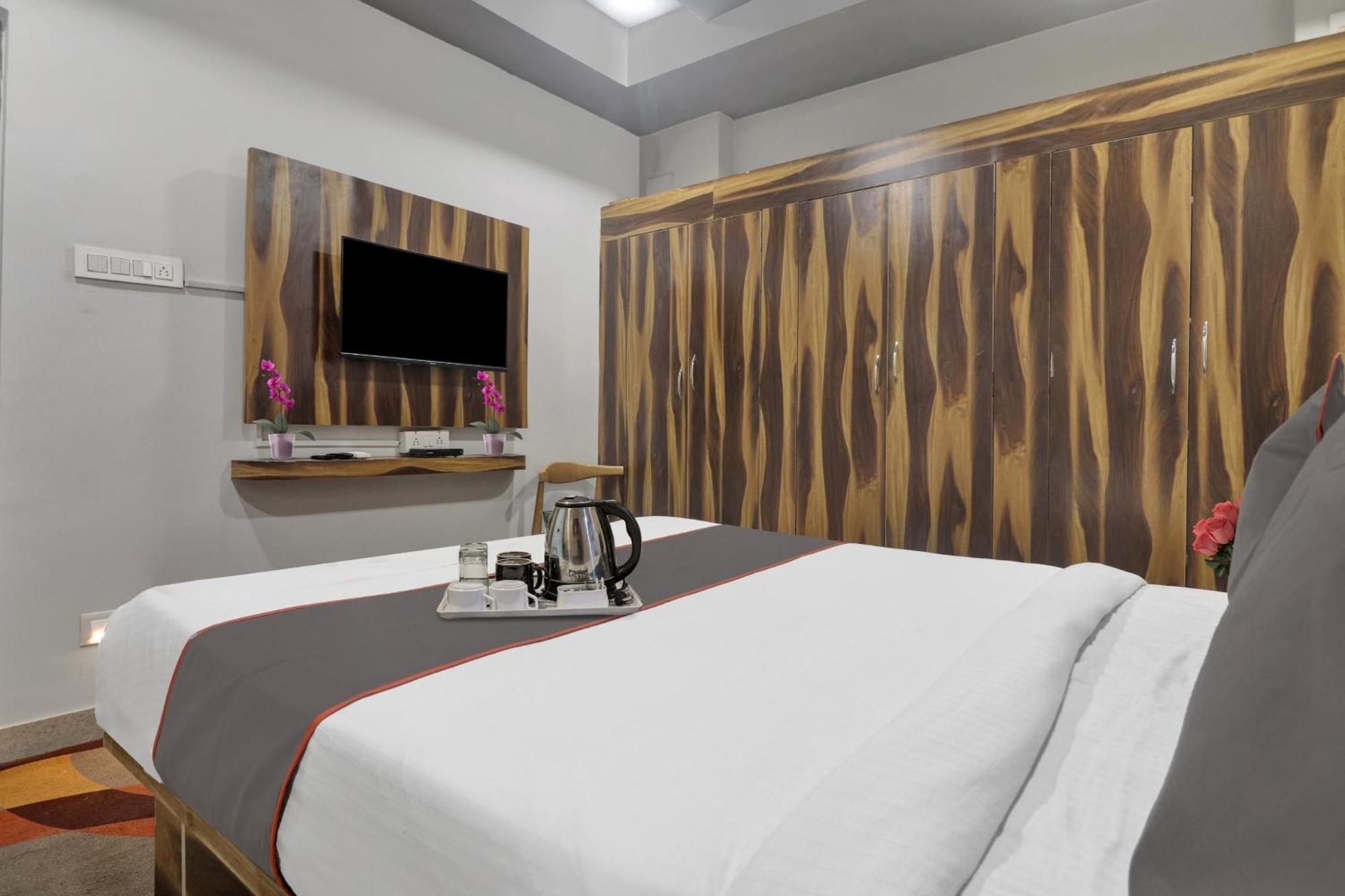 Super Townhouse Rcc Blizz Hotel Kondapur  Kültér fotó