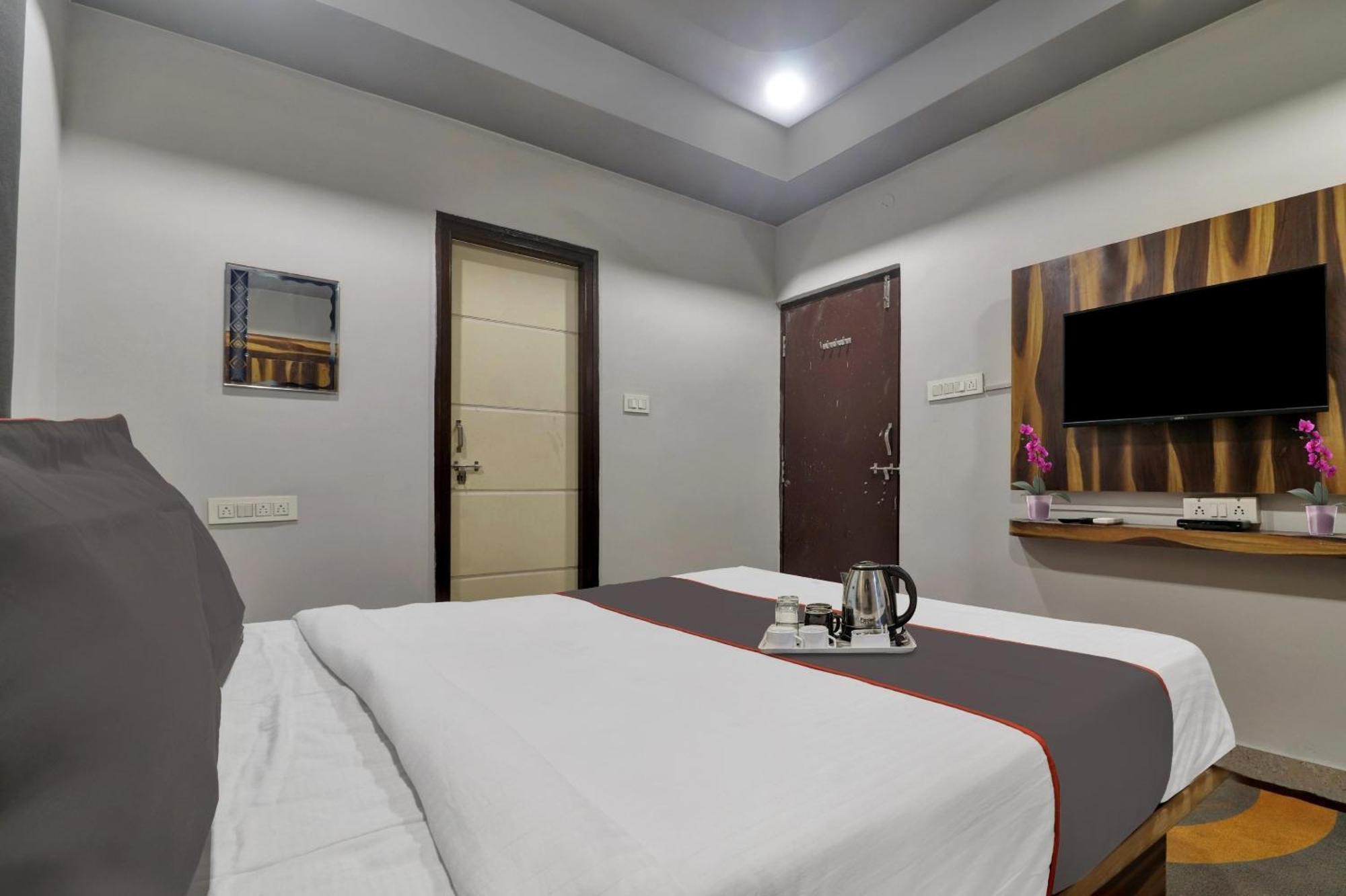 Super Townhouse Rcc Blizz Hotel Kondapur  Kültér fotó
