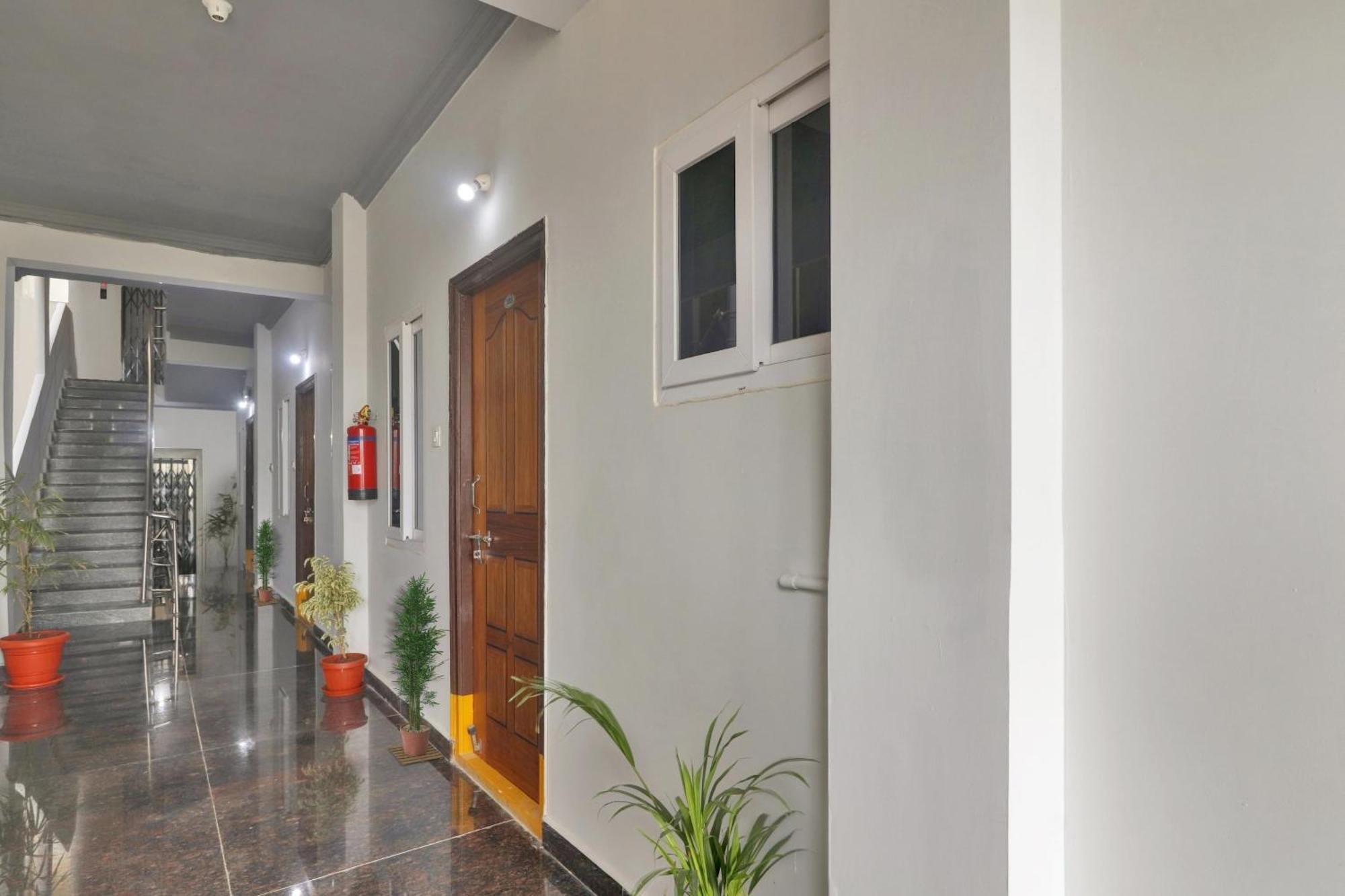 Super Townhouse Rcc Blizz Hotel Kondapur  Kültér fotó