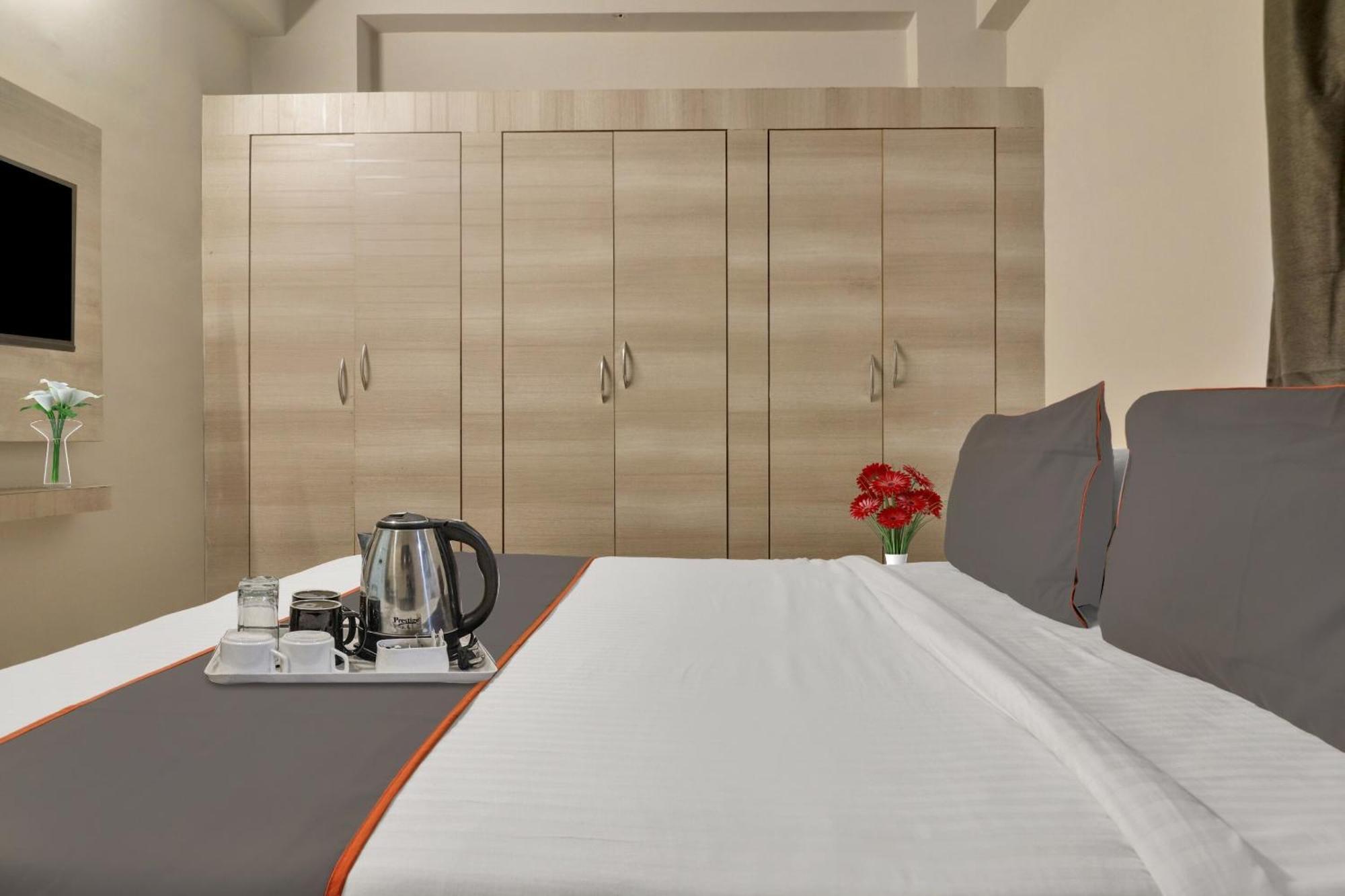 Super Townhouse Rcc Blizz Hotel Kondapur  Kültér fotó