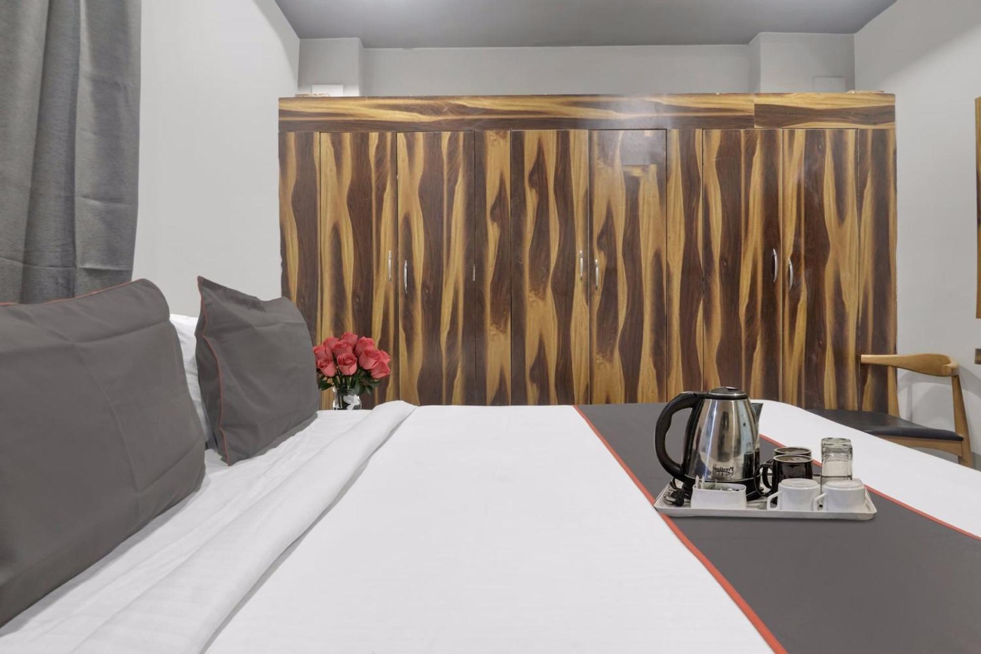 Super Townhouse Rcc Blizz Hotel Kondapur  Kültér fotó