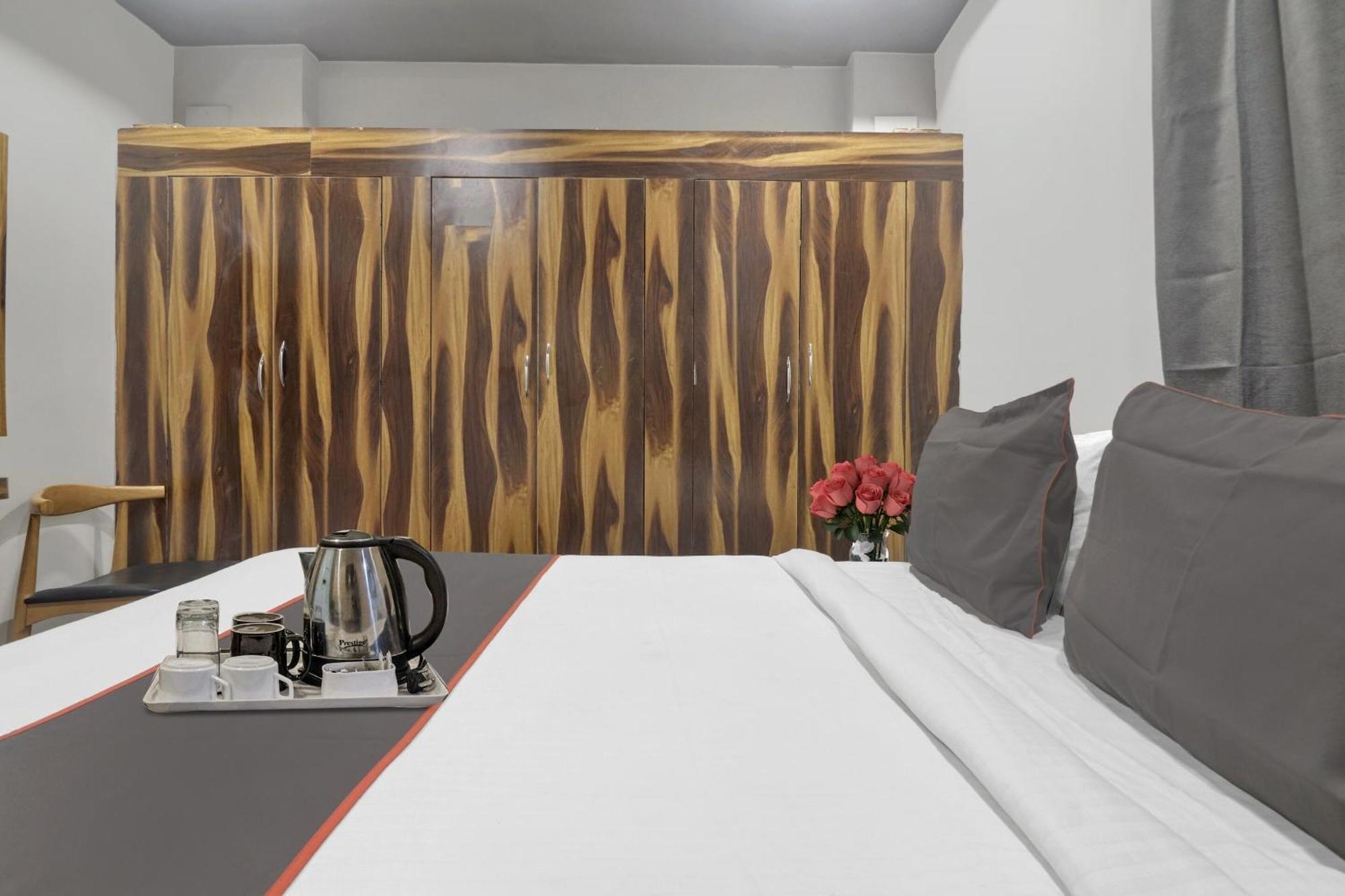 Super Townhouse Rcc Blizz Hotel Kondapur  Kültér fotó